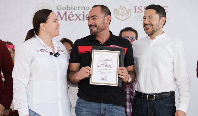 Desde Tepic, Nayarit la titular del Fovissste también entregó 200 Constancias de Finiquito que significan la conclusión de créditos hipotecarios para familias nayaritas.