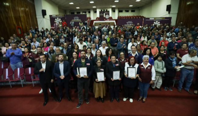 En el mismo acto, la titular del Fondo entregó 300 Constancias de Finiquito a trabajadoras y trabajadores del Estado en Toluca, como parte del Programa de Justicia Social