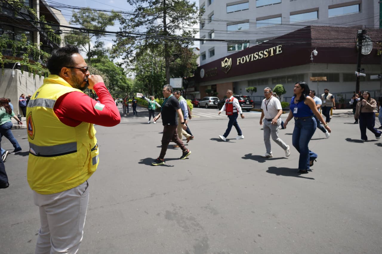 En punto de las 12:00 horas, cuando sonó la alerta sísmica, 702 trabajadoras y trabajadores del Fondo de Vivienda del ISSSTE comenzaron con los protocolos de evacuación y resguardo