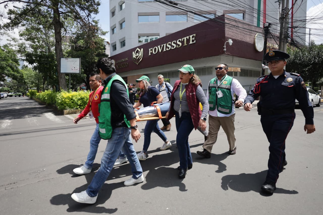 De la planta baja al piso tres, el personal salió del edificio; del piso cuatro al 11 se resguardaron en las zonas de menor riesgo, posteriormente salieron del inmueble