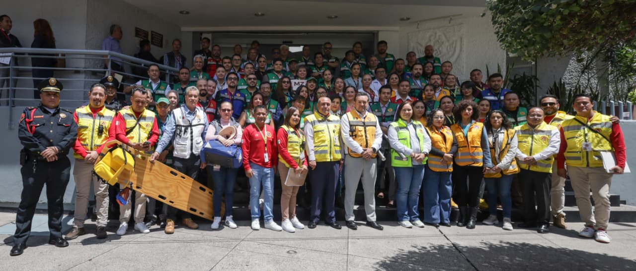El simulacro contó con la guía de la Brigada de Protección Civil, conformada por los líderes del departamento y personal del Fovissste