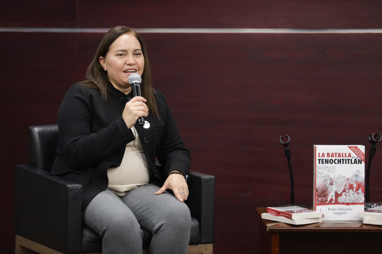 Jabnely Maldonado Meza, Vocal Ejecutiva del Fovissste, encabezó la charla con el historiador Pedro Salmerón sobre su libro “La batalla por Tenochtitlan”